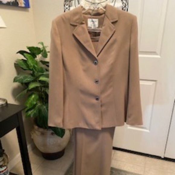 Womens suit - Picture 1 of 5